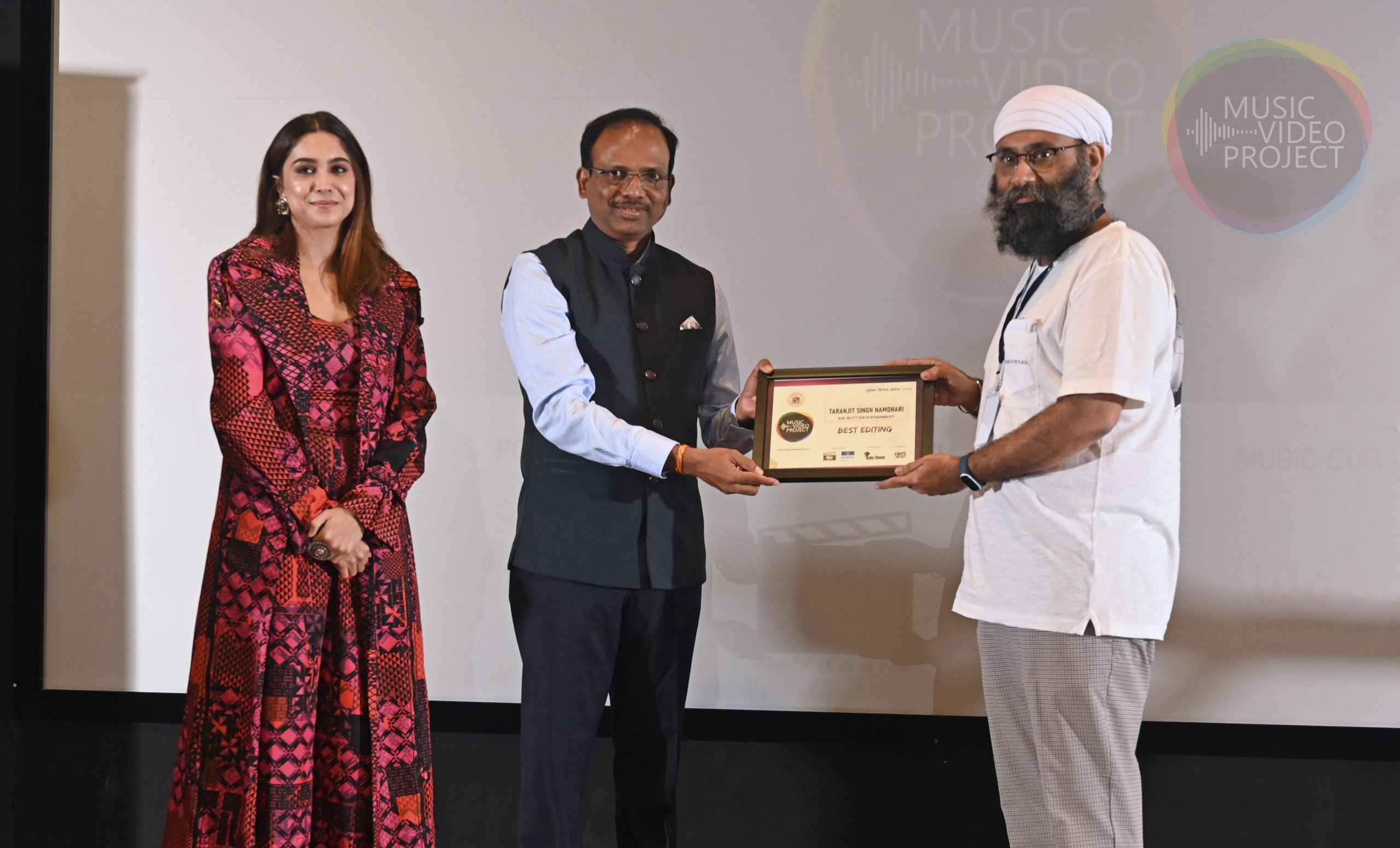 The Special Guest of the Music Video Project 2022 awards ceremony, actor Sharvari Wagh presents the Audience Choice winner certificate to Team Kik Butt Entertainment for their music video on the original track 'The Mumbai Dhanak' by Saisamarth Mulay.